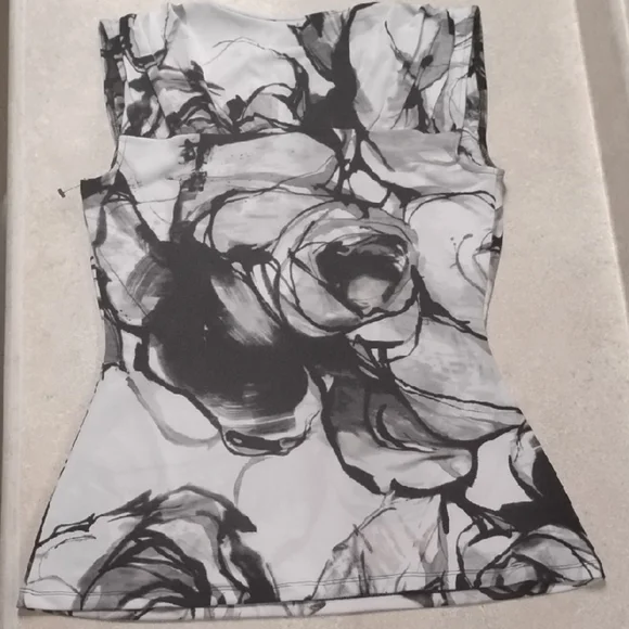 Express Monochrome Floral Blouse - Picture 3 of 3